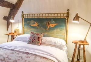 赛伦塞斯特Cotswold Place的墙上挂着一幅马画的床