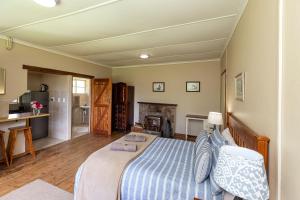 豪格斯拜克Lowestoffe Country Lodge - Walnut的一间卧室配有一张床和一个壁炉