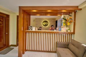 长滩岛ECL Resort Hotel Boracay的大堂设有酒吧,镜子里的人