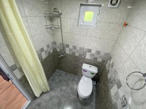 阿哈尔齐赫Sweet House Rabati的一间带卫生间和淋浴的小浴室