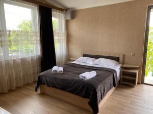 阿哈尔齐赫Sweet House Rabati的一间卧室配有一张床,上面有两条毛巾