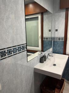 帕拉斯德丽Casa Cancela的一间带水槽和镜子的浴室
