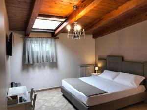 巴列塔德尼蒂斯住宿加早餐酒店的一间卧室配有一张大床和一个吊灯。