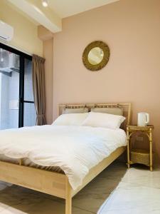 虎尾镇日日見宅 Matsuya的卧室配有一张床,墙上设有镜子
