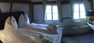 林道柠檬胡同民宿的一间卧室配有带白色床单和枕头的床。