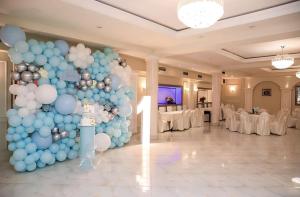 地拉那王子酒店的舞厅里带有蓝白气球的气球壁