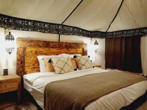 伊尔富德Merzouga dreams Camp的帐篷内一间卧室,配有一张大床