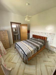 杰迪代Espace la Détente的一间卧室配有一张床,铺有木地板
