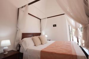 莫诺波利Villa Dyria exclusive swimming pool的一间卧室设有一张大床和一个窗户。