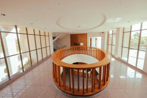 PālanpurCLUB HEAVEN PALANPUR的大型客房设有带窗户的圆形木制客房。
