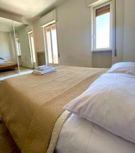 莫诺波利Casa Marialuisa的窗户客房内的一张大白色床