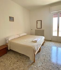 莫诺波利Casa Marialuisa的一间卧室设有一张大床和一个窗户。