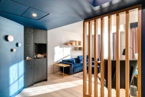 爱丁堡先瑞滑铁卢普雷斯酒店的客厅设有蓝色的天花板和蓝色的沙发。