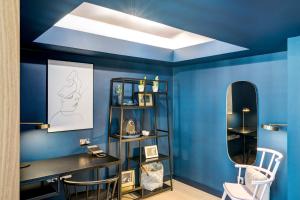 爱丁堡先瑞滑铁卢普雷斯酒店的蓝色的客房配有书桌和镜子