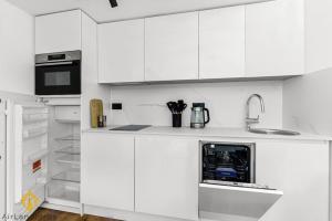 伦敦Charming Modern Chic Pad Summer House的白色的厨房配有水槽和微波炉