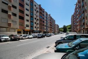 AgualvaQuartosCotao的一条繁忙的城市街道,路边有汽车
