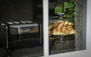 Moulton Lawn House B&B的窗户上的烤面包机和一盘羊角面包