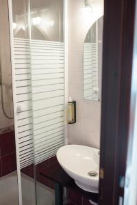 弗瓦迪斯瓦沃沃Hotel Kliper的浴室设有白色水槽和镜子
