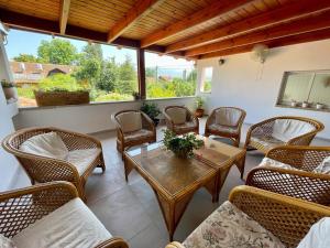 舍亚尔雅舒弗Orhan Havaya的庭院设有藤椅、木桌和餐桌。