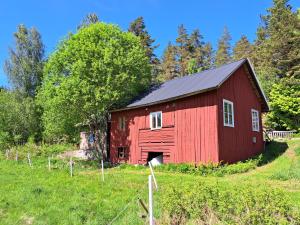 Guesthouse Nature Trails Sweden的树田中的红谷仓