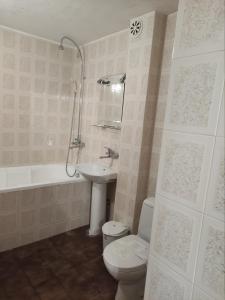 卡赞勒克Хотел ЗЛАТНА КОТВА的浴室配有卫生间、盥洗盆和浴缸。