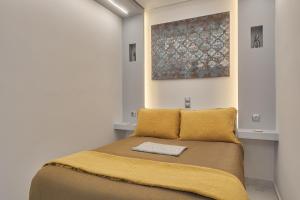 米蒂利尼Modern Studio for Two, Mytilene Lesvos的一间卧室配有一张壁画床