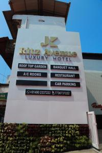 MaheRITZ AVENUE LUXURY HOTEL的大楼一侧豪华酒店的标志