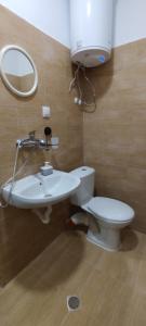普罗夫迪夫东门旅舍的一间带卫生间、水槽和镜子的浴室