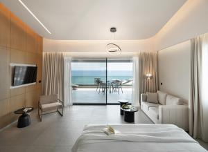 ElaiokhórionAnasa Luxury Resort的酒店客房设有一张床,享有海景。