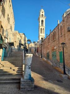 伯利恒Dar al Majus的一条空的街道,后面有钟楼