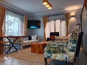 内罗毕Kingfisher Cottage的客厅配有沙发和桌子