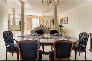 墨尔本Cosy private room easy access to city & airport的一间带桌椅的用餐室