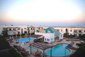 沙姆沙伊赫洛嘉茵纳沙姆度假酒店的享有度假胜地的空中景致,设有2个游泳池