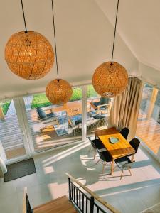 巴拉顿菲兹弗Bambusz apartman的用餐室配有桌椅和吊灯。