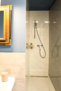 PrevaljeBlue in Green Apartment in Single Trail Park Jamnica的带淋浴的浴室和玻璃门