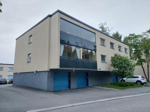 米凯利Ristimäenkatu的停车场内有蓝色门的大建筑