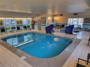 印第安纳波利斯印第安纳波利斯机场住宅酒店的酒店客房的大型游泳池配有桌椅