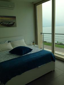 马罗内拉戈宾馆的一间卧室设有一张床和一个大窗户