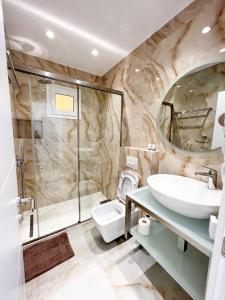 希马拉Ionian View B&B的一间带水槽、淋浴和卫生间的浴室