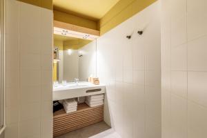 阿克 1600La Cachette, Friendly Hotel & Spa的一间带水槽和镜子的浴室