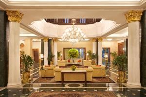 加尔各答欧贝罗伊大加尔各答酒店的带有吊灯的酒店大堂