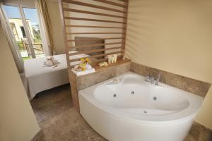 切奇纳Toscana Biovillage - Private Cottage的带窗户的浴室内的白色大浴缸