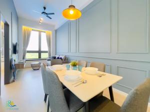 Kampong PendasSunway Grid Residence @ UHA的一间带桌椅的用餐室