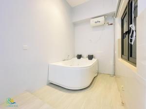 Kampong PendasSunway Grid Residence @ UHA的客房内的白色浴室设有水槽