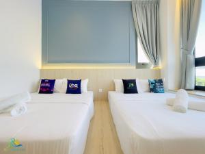 Kampong PendasSunway Grid Residence @ UHA的带窗户的客房内的2张白色床