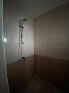 克拉西奇Villa Miran Boka Bay的带淋浴和浴缸的瓷砖浴室
