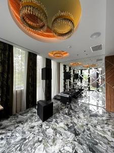 比斯特里察Hotel Codrişor的一间设有大理石地板和金色天花板的大客房。