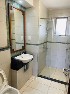 KikambalaLux Suites Sultan Palace Apartments的一间带水槽和淋浴的浴室