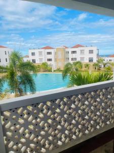 KikambalaLux Suites Sultan Palace Apartments的从度假村的阳台上可欣赏到游泳池的景色