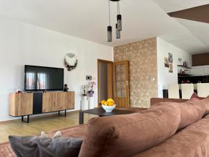 柳布什基Apartment HUMAC, Ljubuški的带沙发和平面电视的客厅